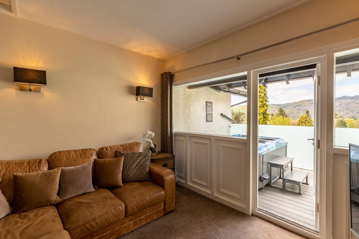 Lakes Hotel&Spa Bowness-on-Windermere Kamer foto A living room with a sliding door