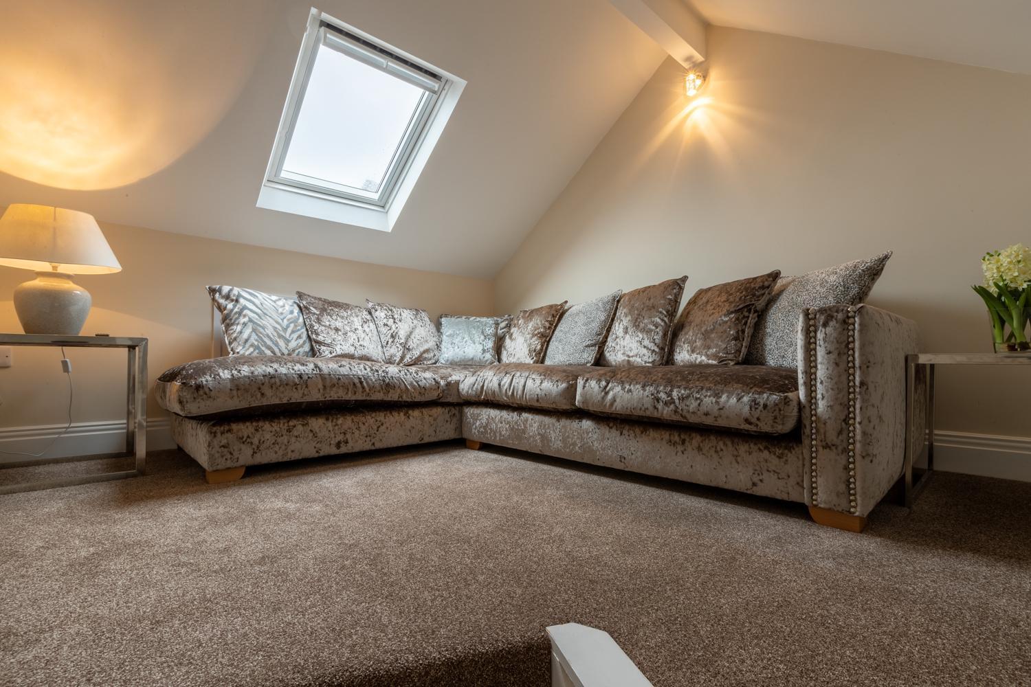 Lakes Hotel&Spa Bowness-on-Windermere Kamer foto A crushed velvet sofa